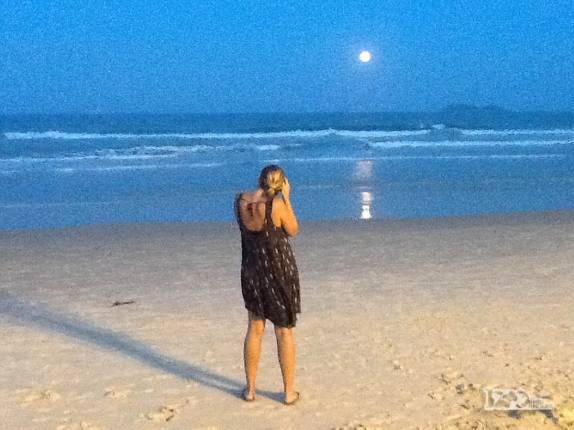 A Ana fotofrafa a lua, que nasce majestosa no mar dos Ingleses, no norte de Florianópolis, Santa Catarina